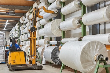 Greven, Firma SETEX-Textil GmbH: Im Rohwarenlager, der Halle für Gebleichtreserve