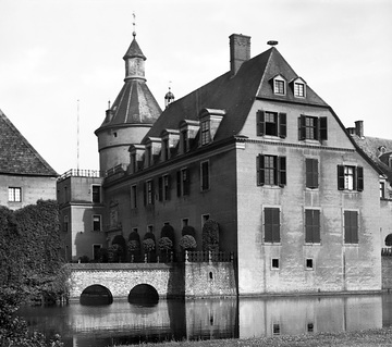 Schloss Anholt, Teilansicht des Hauptschlosses mit Wehrturm, um 1930?