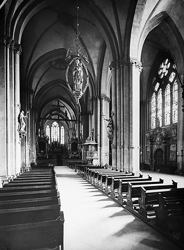 St. Liborius-Dom: Blick durch das Mittelschiff zum Chor