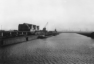 Gelsenkirchen, Schalke-Nord: Stadthafen mit Speichergebäude, eröffnet 1914; Blick von der Hafenmund Brücke/Uferstraße. Undatiert, um 1920 [?]