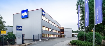 Lotte, FRIMO Group GmbH: Als Komplettanbieter für Kunststofffertigungslösungen arbeitet FRIMO u.a. für die Automobilindustrie, Aussenansicht der FRIMO Group Zentrale am Produktionsstandort Lotte.