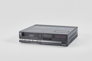 Betamax, Kassettensystem, 1/2 Zoll, Markteinführung 1975, hier: Modell SL-HF100P von Sony