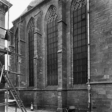 Kirche St. Johannes der Täufer, Nordfassade mit gotischen Maßwerkfenstern, um 1920?
