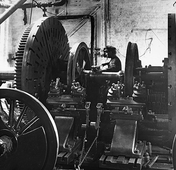 Borsigwerke, in der Mechanischen Werkstatt: Lokomotivradsätze auf der Drehbank, Fertigdrehen