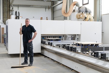 Mettingen, Theodor Schemberg Einrichtungen GmbH: Präzision des vollautomatischen Bearbeitungszentrums bedeutet immer auch Kampf gegen Holzstaub und –späne.