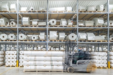 Saerbeck, Saertex GmbH & Co. KG: Die Firma produziert textile multiaxiale Gelege aus Glas-, Carbon- und Aramid-Fasern, diese dienen als Verbundstoffe im Leichtbau für Windenergie, Luft- und Schifffahrt, die Automobil- und Bauindustrie, Blick in das Lager.