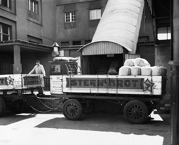 Anfuhr der Mehlladung an den Förderaufzug der Brotfabrik