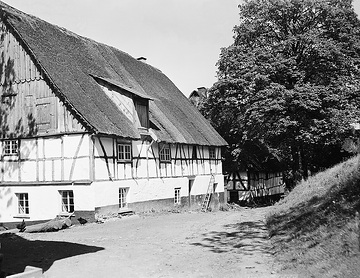Strohbedachtes Fachwerk-Bauernhaus im südlichen Versetal bei Hohstadt (späteres Talsperrenareal)