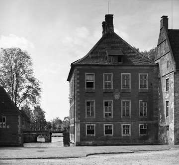 Haus Borg, Teilansicht des Herrenhauses mit Gräfte und Brücke, um 1940?
