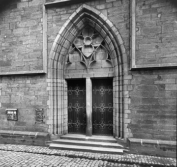 Kirche St. Johannes der Täufer: Nordportal mit gotischem Maßwerk