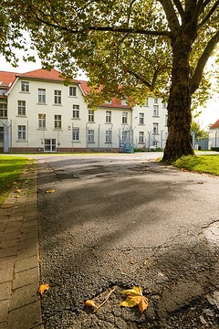 Klinikalltag von Patienten im LWL-Zentrum für Forensische Psychatrie in Lippstadt: Blick auf eines der Gebäude, gesichert mit einem Zaun