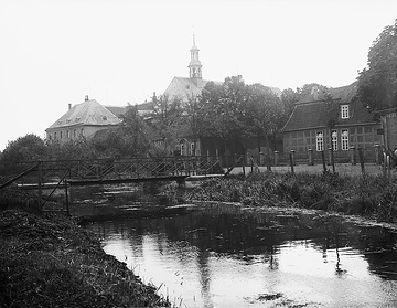 Das Franziskaner-Observanten-Kloster (gegr. 1618) mit Emsbrücke