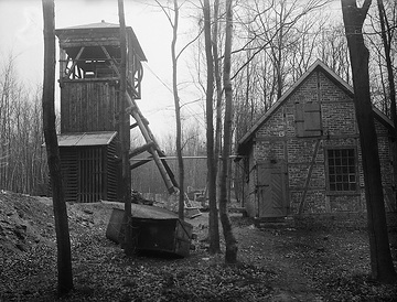 Hölzerner Förderturm und Maschinenhaus eines kleinen Kohlebergwerks in den Rehburger Bergen