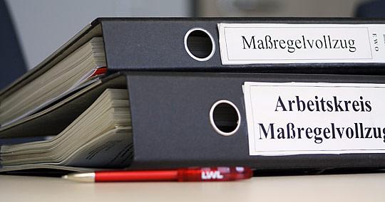 Ordner mit Aufschrift "Arbeitsgruppe Maßregelvollzug" Ordner mit Aufschrift "Arbeitsgruppe Maßregelvollzug"