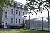 Gebäude des LWL-ZFP Lippstadt mit dem Plexiglaszaun (Link zum LWL-ZFP Lippstadt)
