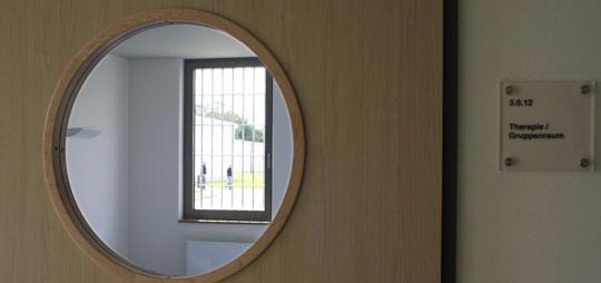 Blick in einen Therapieraum mit Gittern vorm Fenster Blick in einen Therapieraum mit Gittern vorm Fenster