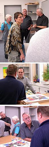 Personen besichtigen einen Raum der Arbeitstherapie Personen besichtigen einen Raum der Arbeitstherapie