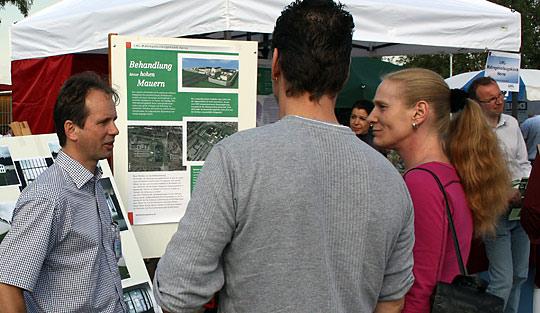 Personen am Forensik- Infostand im Gespräch mit Passanten Personen am Forensik- Infostand im Gespräch mit Passanten