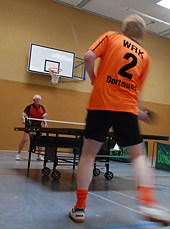 Zwei Tischtennisspieler beim Ballwechsel