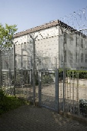 Auf dem Bild ist eine Schleuse von Haus 07 zu sehen. Sie ist durch hohe Zäune und Stacheldraht gesichert. Auf dem Bild ist eine Schleuse von Haus 07 zu sehen. Sie ist durch hohe Zäune und Stacheldraht gesichert.