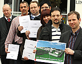 Sieben Personen halten Zertifikate und ein Bild der Herner Forensik Sieben Personen halten Zertifikate und ein Bild der Herner Forensik