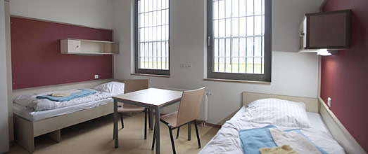 Blick in ein Doppelzimmer mit vergitterten Fenstern Blick in ein Doppelzimmer mit vergitterten Fenstern