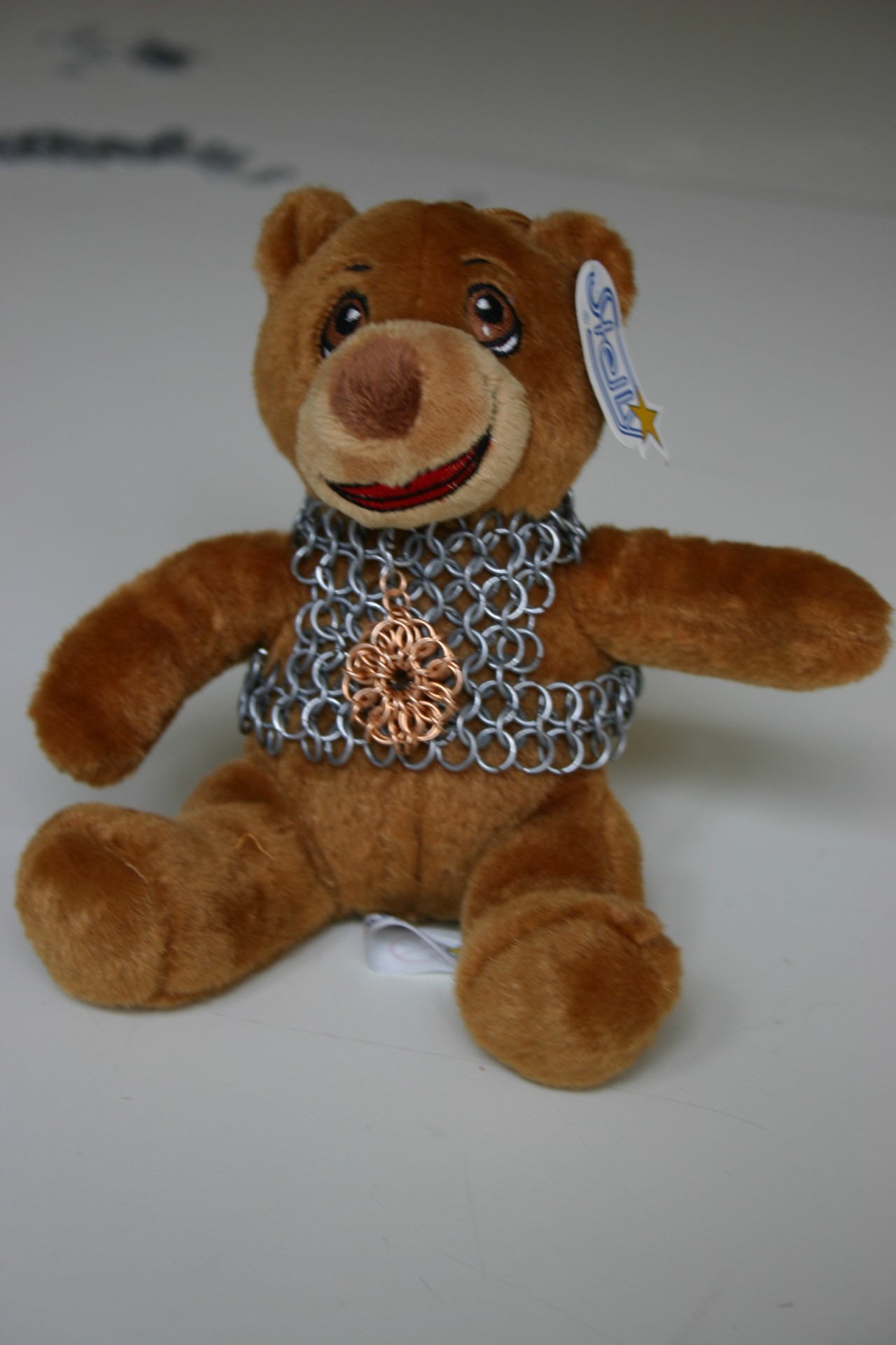Ritter-Teddy mit Wappen auf der Brust. (Foto: Werner Hagedorn)