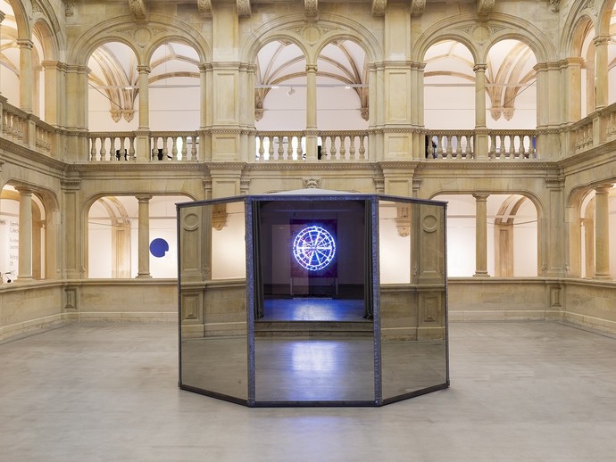 Ein verspiegelter Pavillon befindet sich im Zentrum vom Lichthof. Ein verspiegelter Pavillon befindet sich im Zentrum vom Lichthof.
