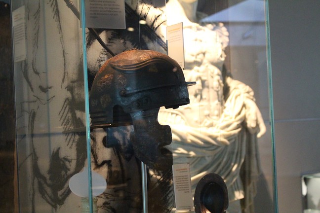 Teile einer Rüstung. (Foto: M. Worgul/LWL-Museum für Archäologie)