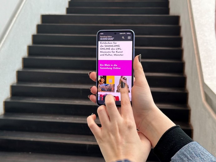 Person hält Smartphone in der rechten Hand und berührt mit der linken Hand die Benutzeroberfläche. Person hält Smartphone in der rechten Hand und berührt mit der linken Hand die Benutzeroberfläche.