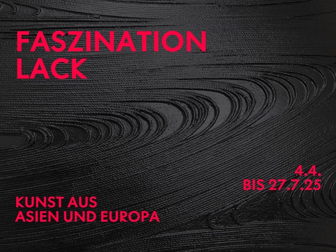 Das Kampagnenmotiv mit der Aufschrift "Faszination Lack – Kunst aus Asien und Europa. 4.4 bis 27.7.25". Das Kampagnenmotiv mit der Aufschrift "Faszination Lack – Kunst aus Asien und Europa. 4.4 bis 27.7.25".