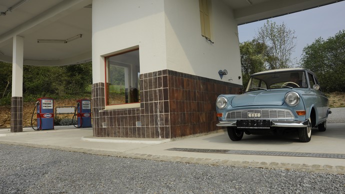 Ein altes Auto steht unter dem Dach der Museums-Tankstelle. Ein altes Auto steht unter dem Dach der Museums-Tankstelle.
