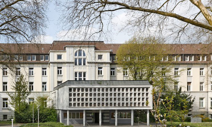 Eingang eines Gebäudes der Klinik für Psychiatrie, Psychotherapie und Präventivmedizin Eingang eines Gebäudes der Klinik für Psychiatrie, Psychotherapie und Präventivmedizin