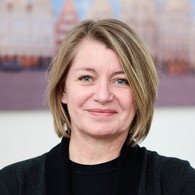 Porträt einer Mitarbeiterin, die an einem Büroschreibtisch sitzt und telefoniert. Porträt einer Mitarbeiterin, die an einem Büroschreibtisch sitzt und telefoniert.