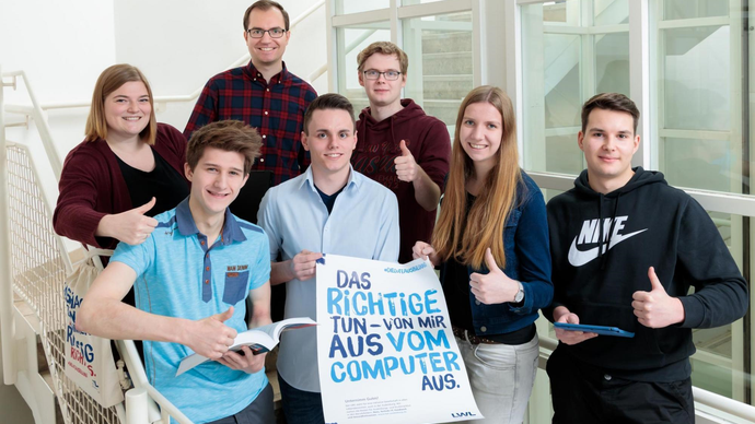 Junge duale Studenten lachen in die Kamera und machen Werbung für die Ausbildung bei LWL.IT Junge duale Studenten lachen in die Kamera und machen Werbung für die Ausbildung bei LWL.IT