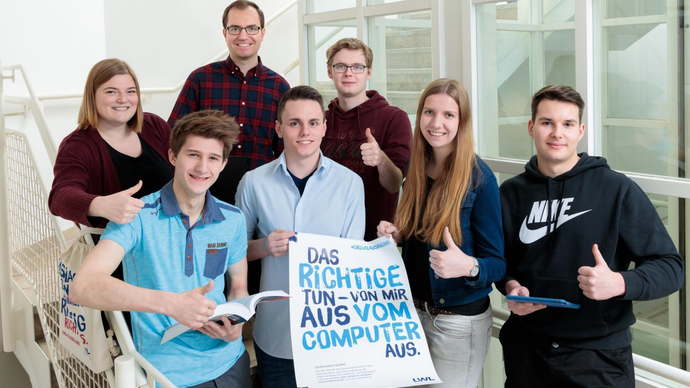 Junge duale Studenten lachen in die Kamera und machen Werbung für die Ausbildung bei LWL.IT