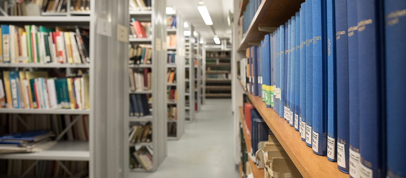 Gang in der Bibliothek der Komission für Mundart- und Namenforschung mit Büchern in Regalen