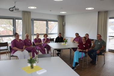 Das Team des LWL-Pflegezentrums Marsberg bei der Nachbesprechung zum neuen Angebot.<br>Foto: LWL/Hollwedel