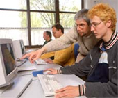 Menschen beim Arbeiten mit dem Computer. Menschen beim Arbeiten mit dem Computer.