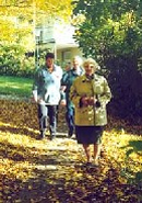 Menschen beim Spaziergang. Menschen beim Spaziergang.