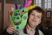 Das Foto zeigt eine Frau mit einer Maske. Das Foto zeigt eine Frau mit einer Maske.