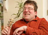 Foto: Person mit einem Musikinstrument Foto: Person mit einem Musikinstrument