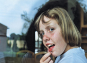 Foto: Ein junges Mädchen. Foto: Ein junges Mädchen.