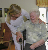 Das Foto zeigt zwei Frauen in einem Gespräch. Das Foto zeigt zwei Frauen in einem Gespräch.