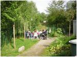 Hier verbringen Sch�ler ihre Pause im Schulgarten
