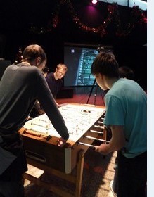 Kickerübertragung auf der Leinwand Kickerübertragung auf der Leinwand