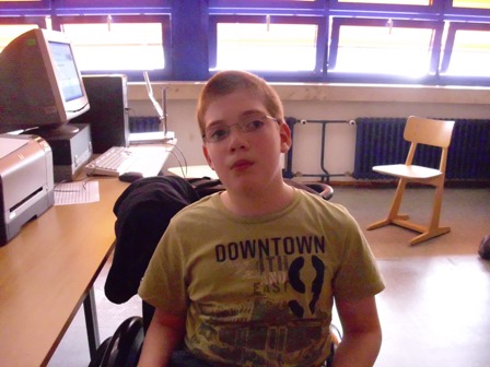 Simon im Computerraum