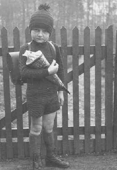 Das Foto zeigt einen Jungen mit  einer Schult�te