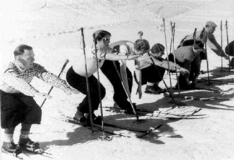 Das Foto zeigt Skifahrer