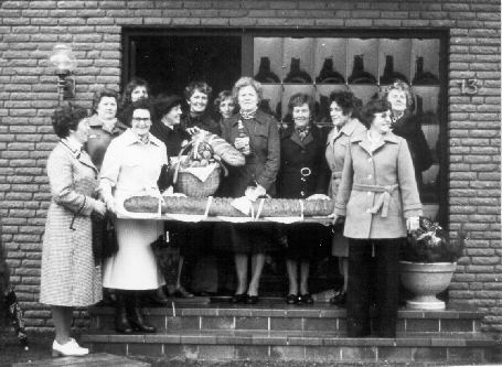 Das Foto zeigt Frauen mit einem Kramstuten